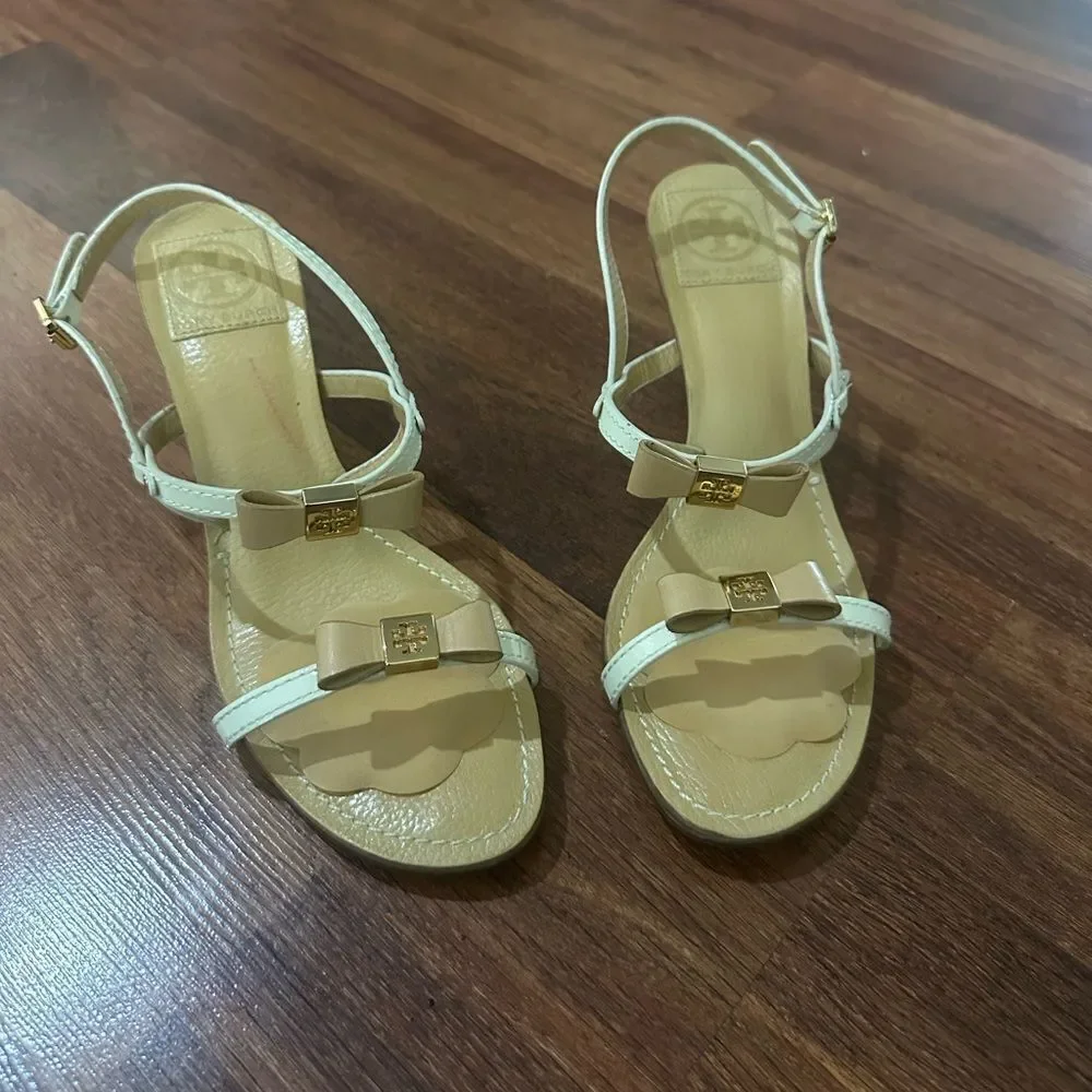 TORY BURCH Elegant Cream Sandals with Bow Accent